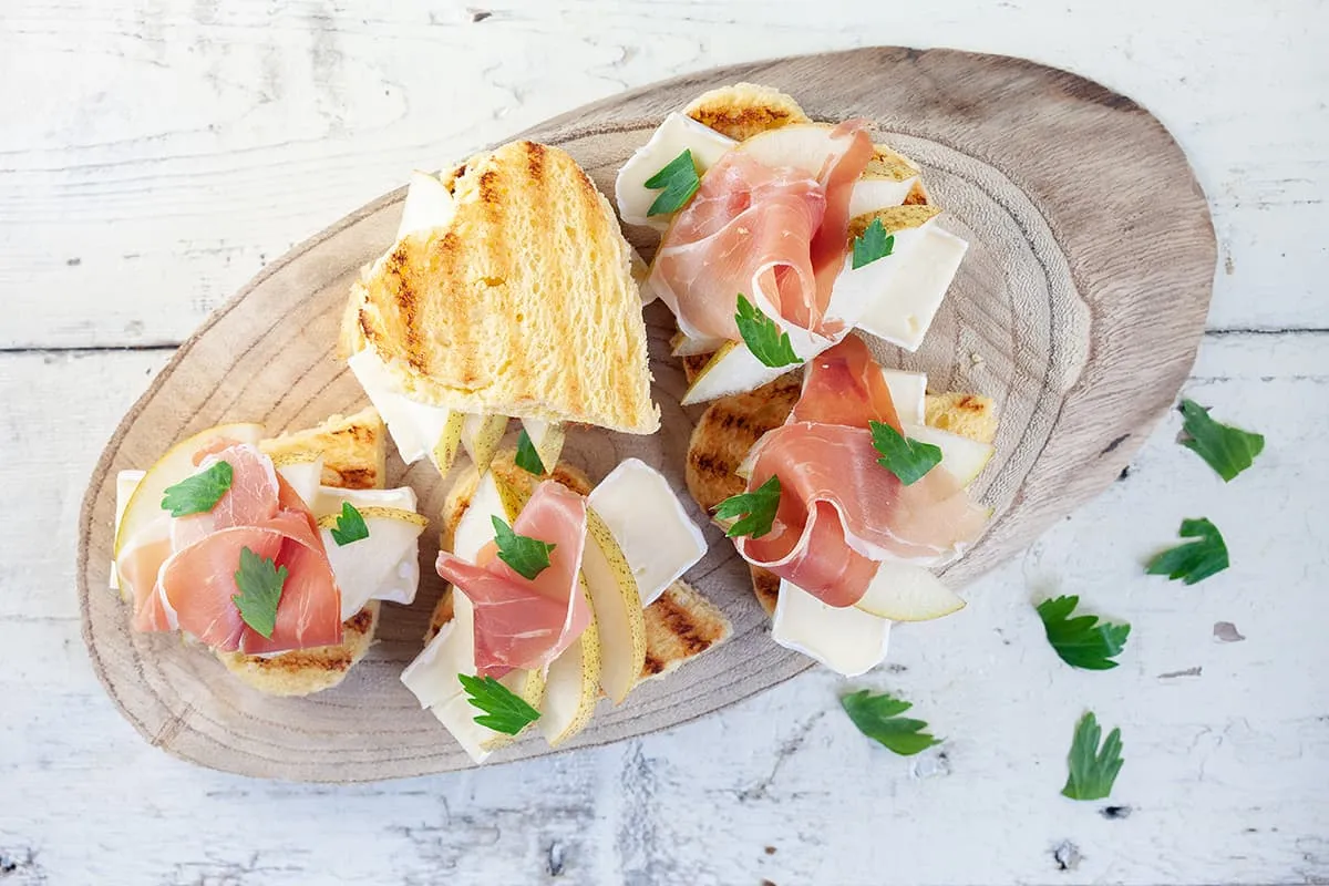 Brie en zachte peer hapjes