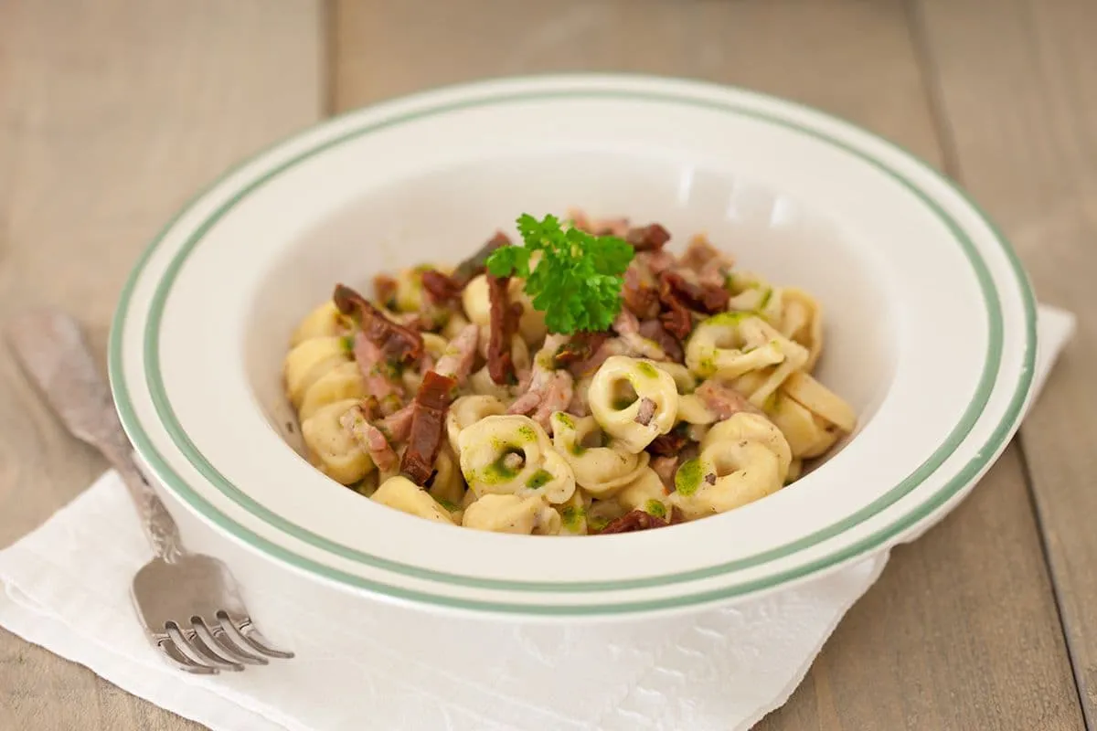 Tortellini met spekjes en kruidenolie