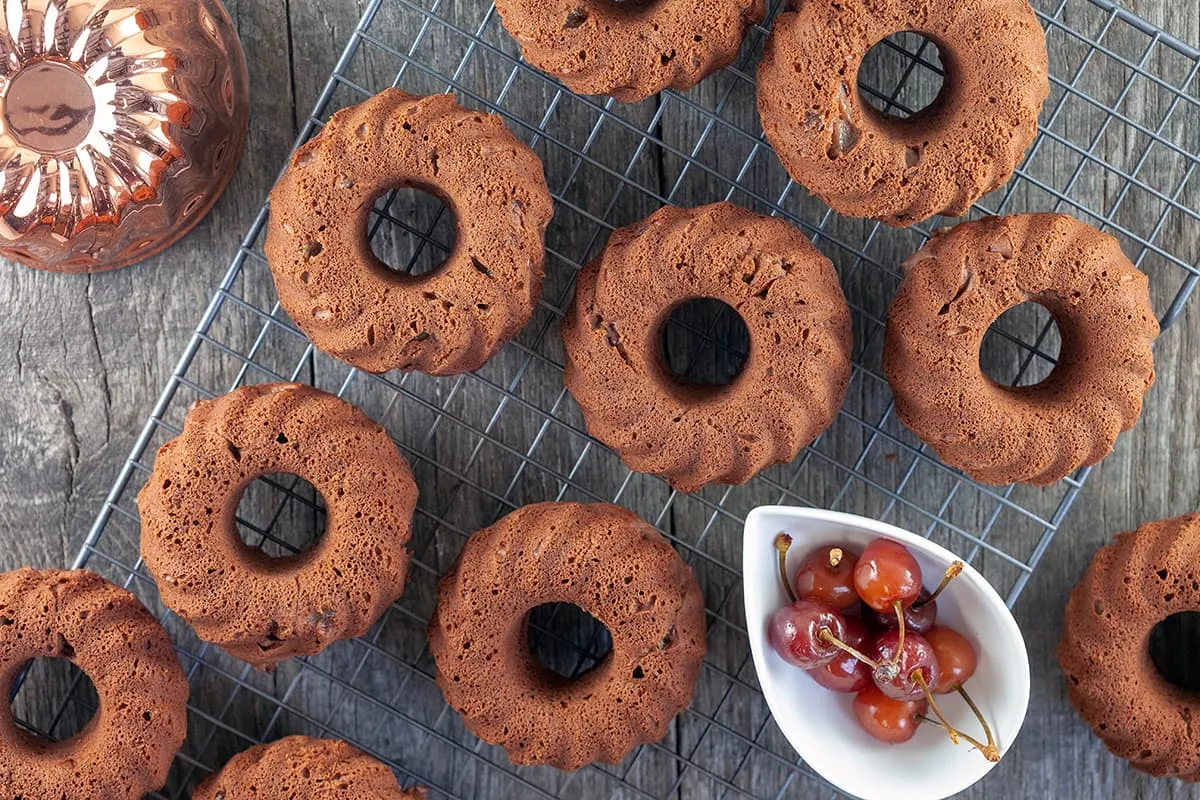 Mini chocolade tulband cakejes met kersen