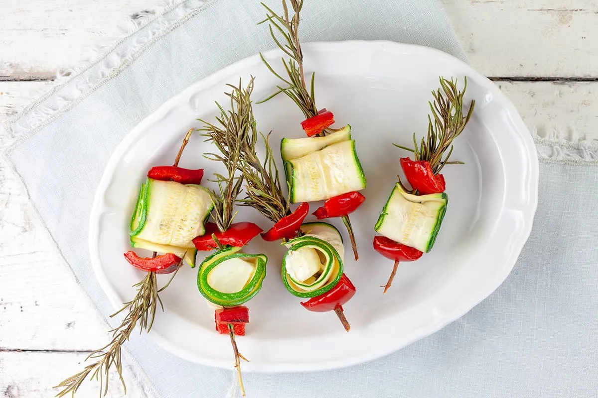 Groenten spiesjes met feta en rozemarijn van de bbq