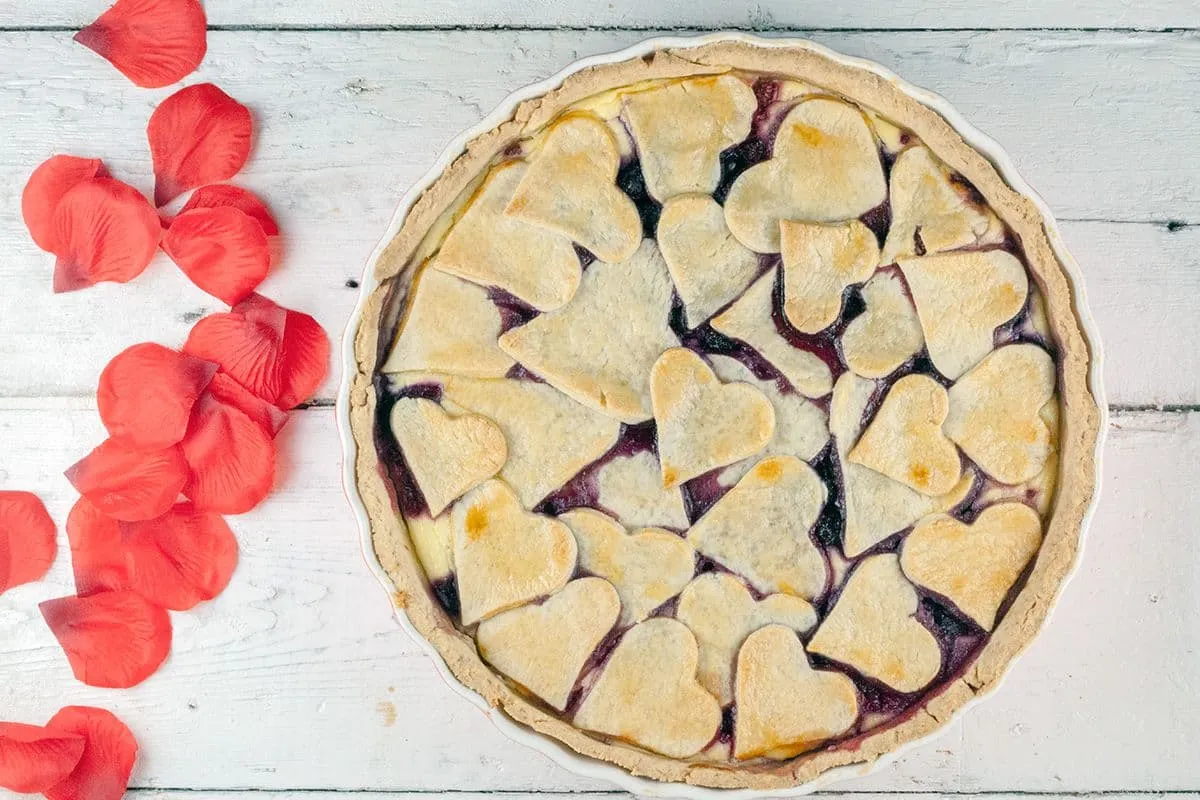 Valentijnstaart met rood fruit