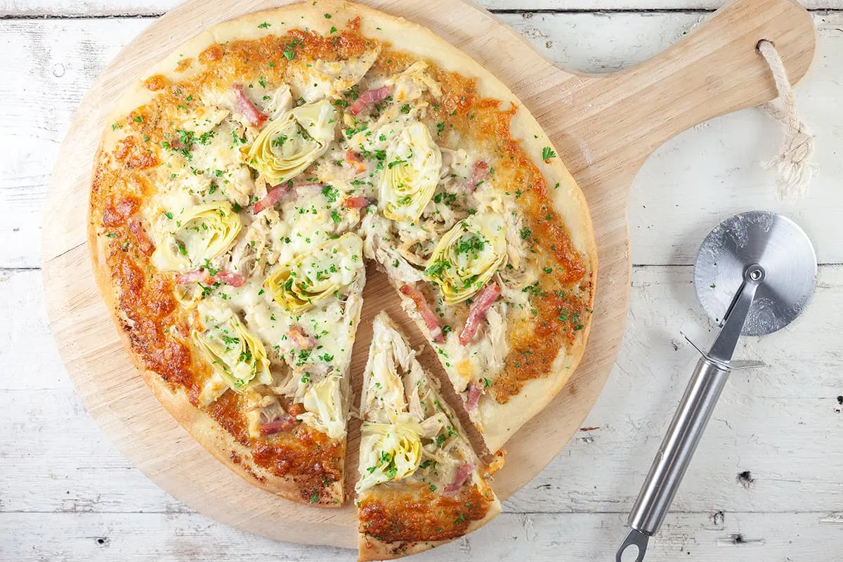 Kip alfredo pizza - met witte saus en spekjes