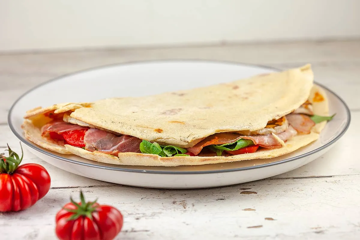 Piadina met tomaat en gegrilde aubergine