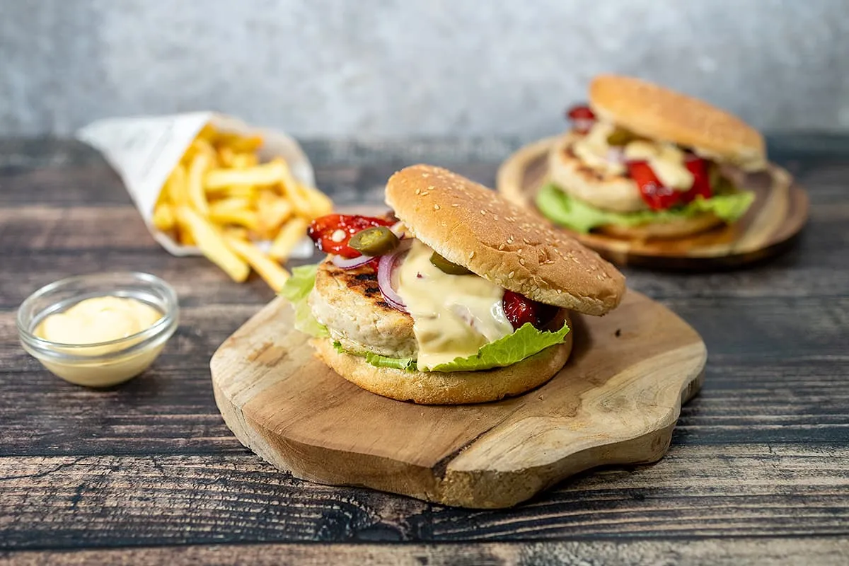 Kalkoenburger met kaassaus en gegrilde paprika