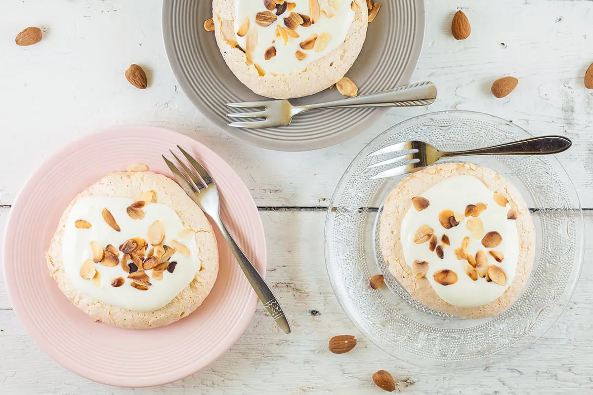 Mini pavlova met amandel en witte chocolade
