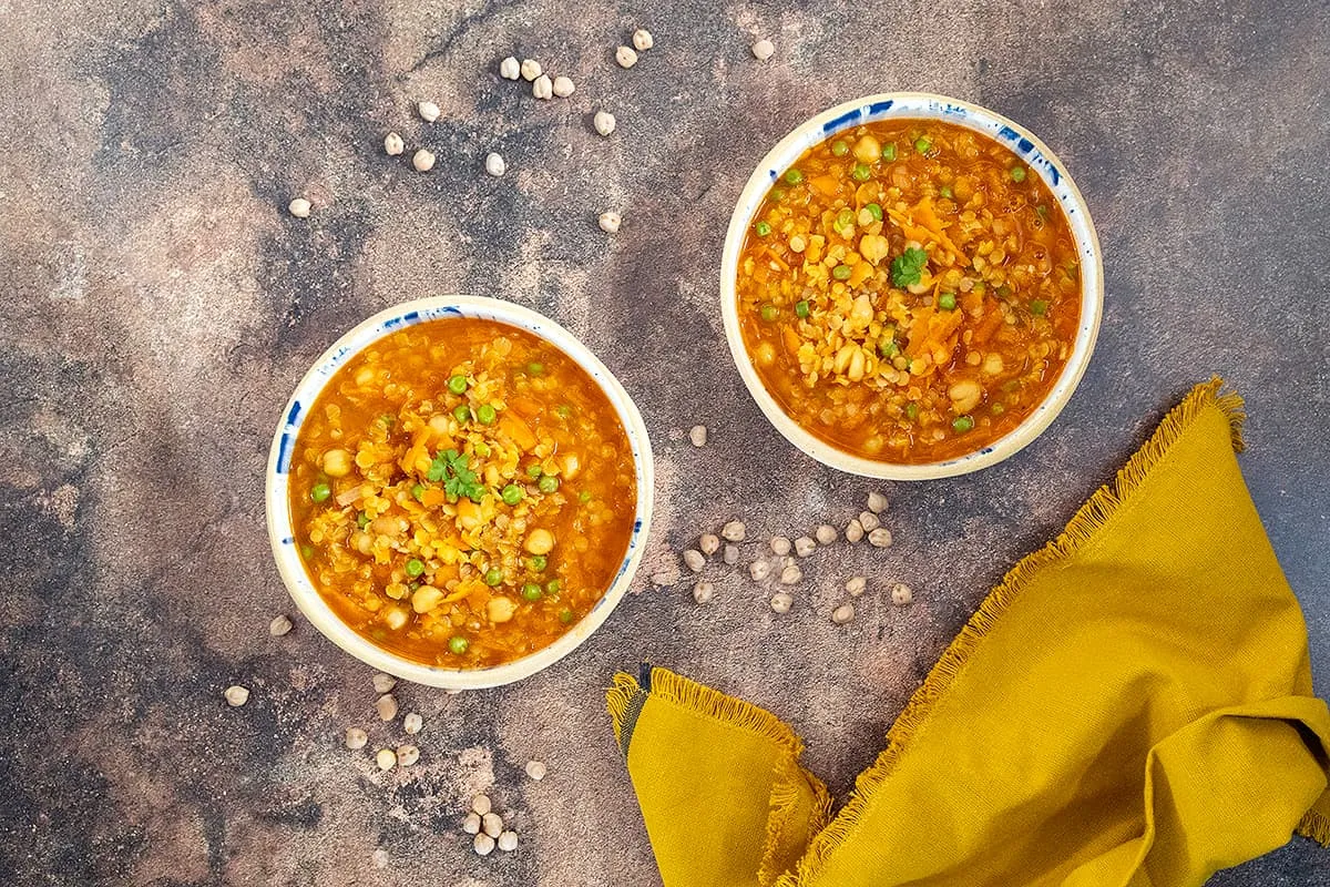 Linzensoep met kikkererwten - een stevige lunch soep