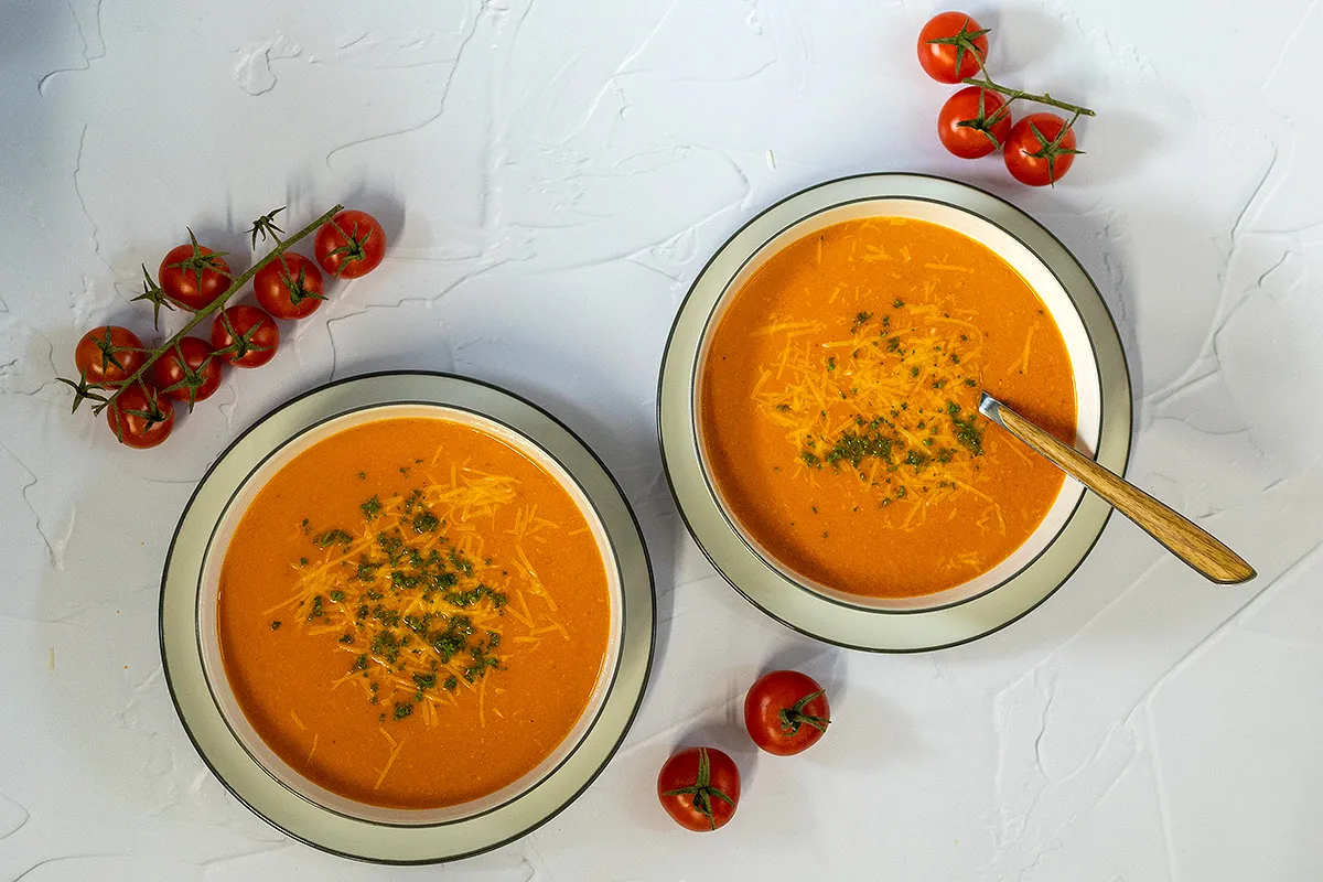 Romige tomatensoep met weinig ingrediënten