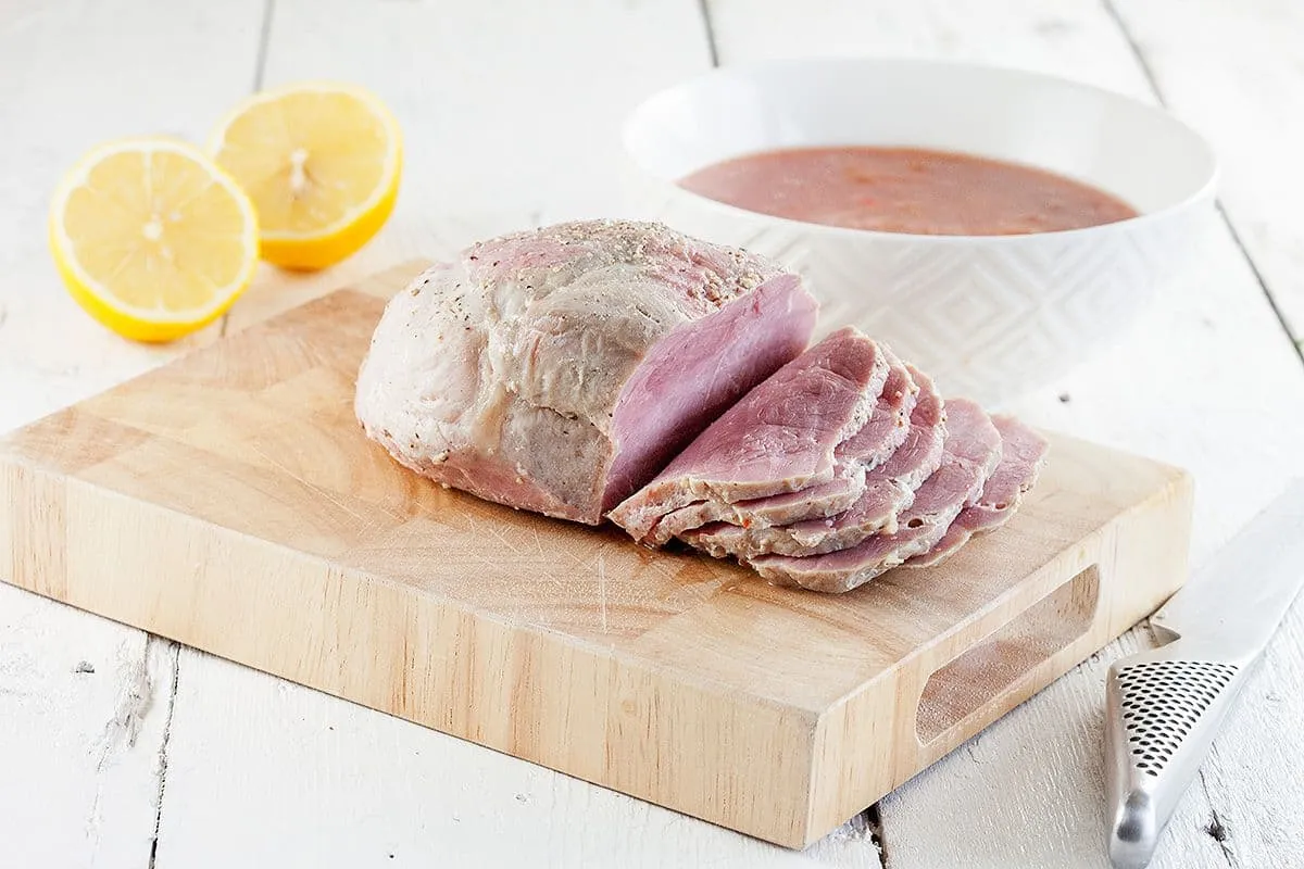 Beenham met pruimen en citroen uit de slowcooker