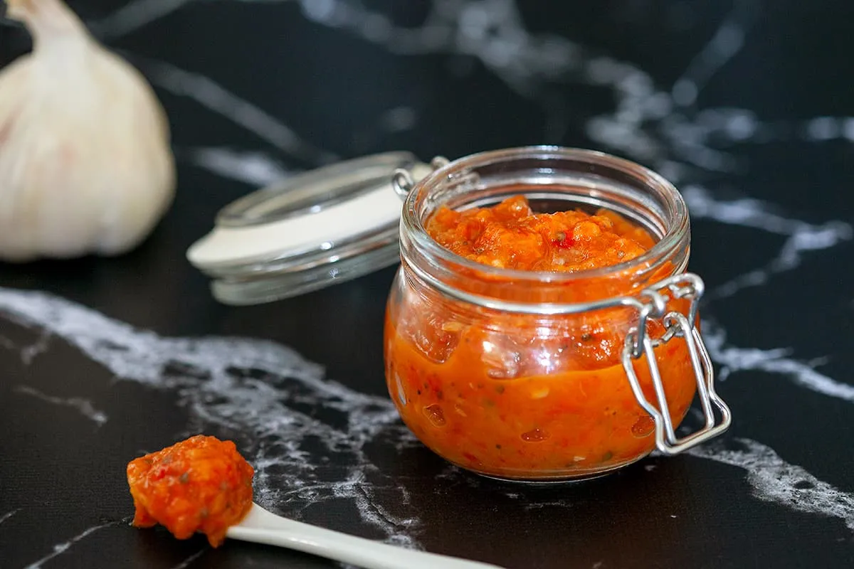 Ajvar (paprika-aubergine saus)