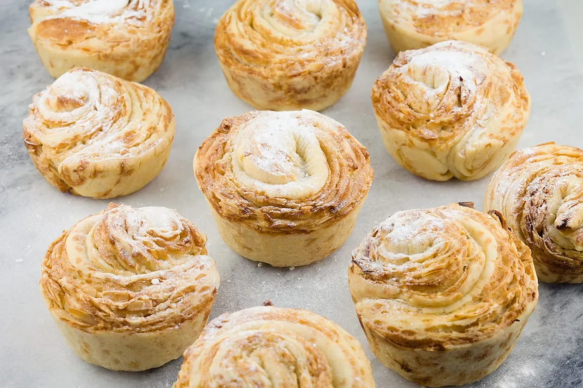 Amandel cruffins zijn een combinatie tussen croissant en muffins