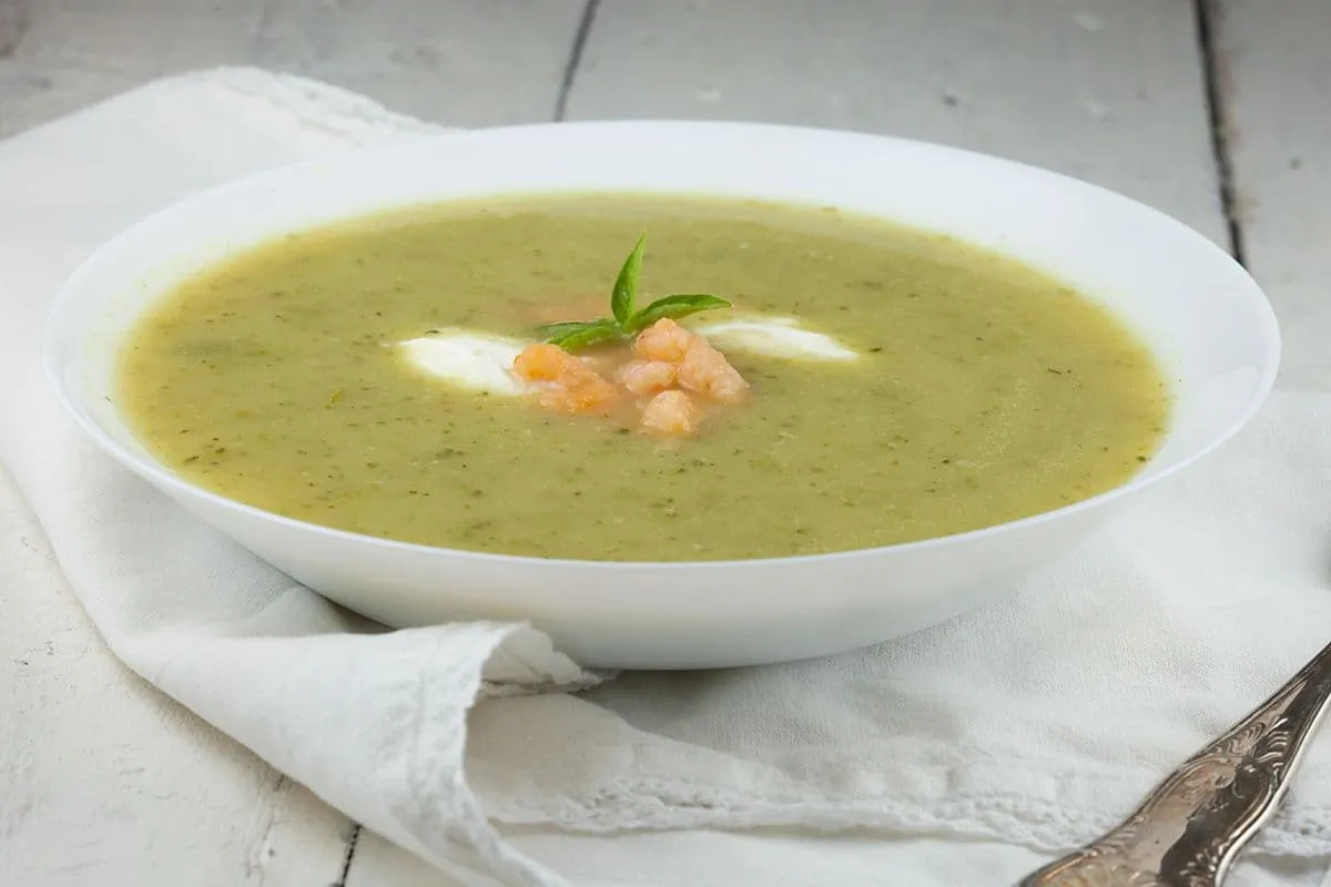 Makkelijke courgettesoep met garnalen