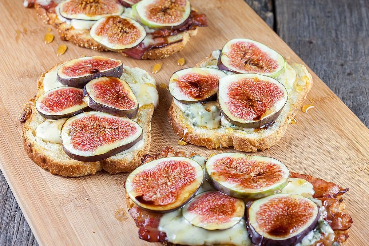 Gegrild broodje met vijgen, bacon en blauwe kaas