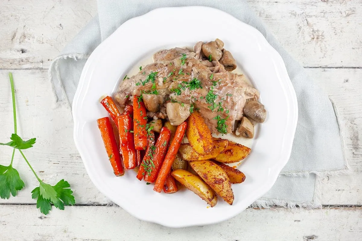 Konijn met witte wijn en champignons uit de slowcooker