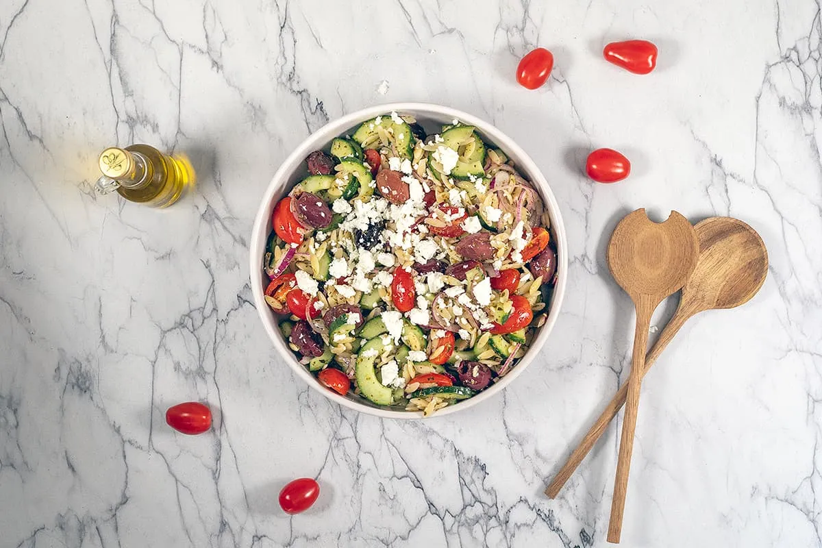 Griekse orzo salade - met een frisse citroendressing