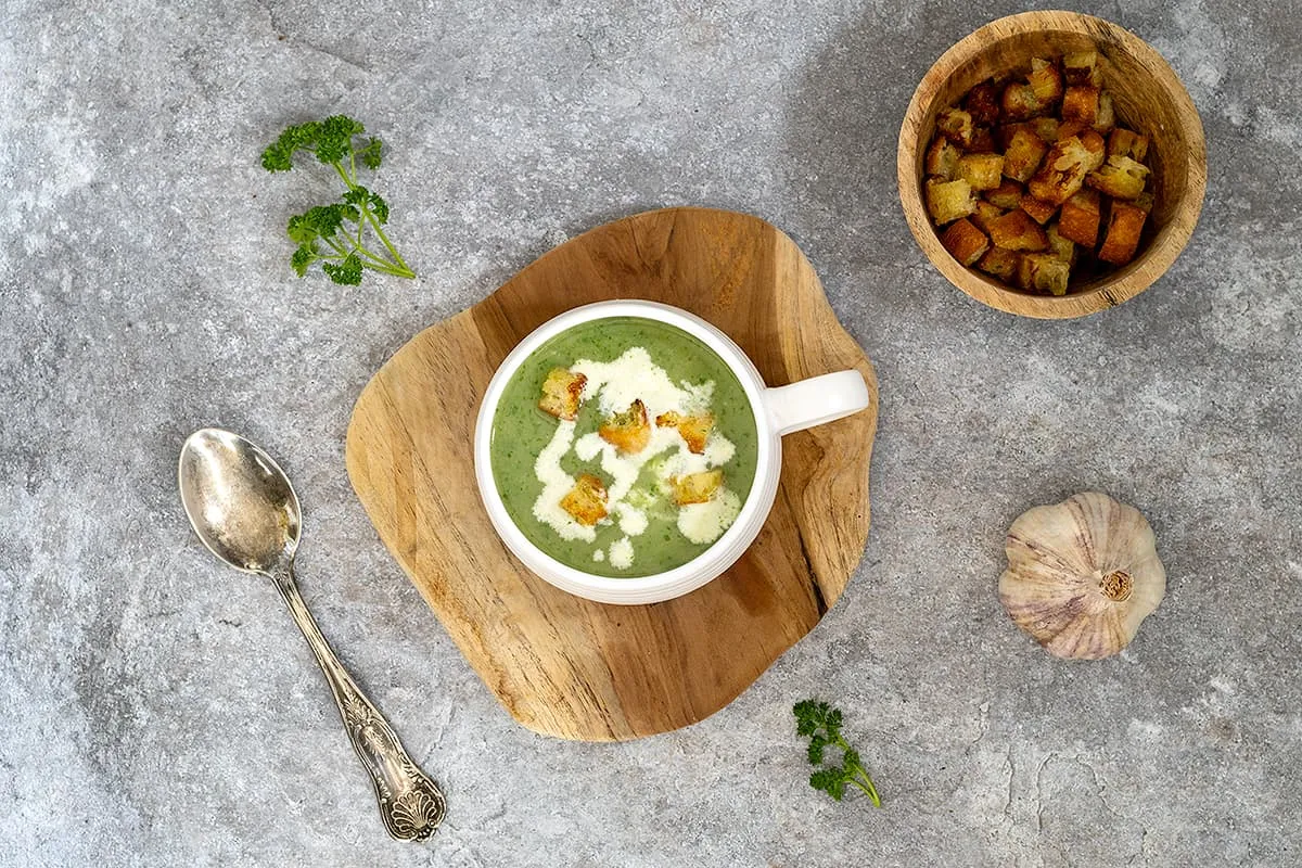 Peterseliesoep met croutons en knoflook