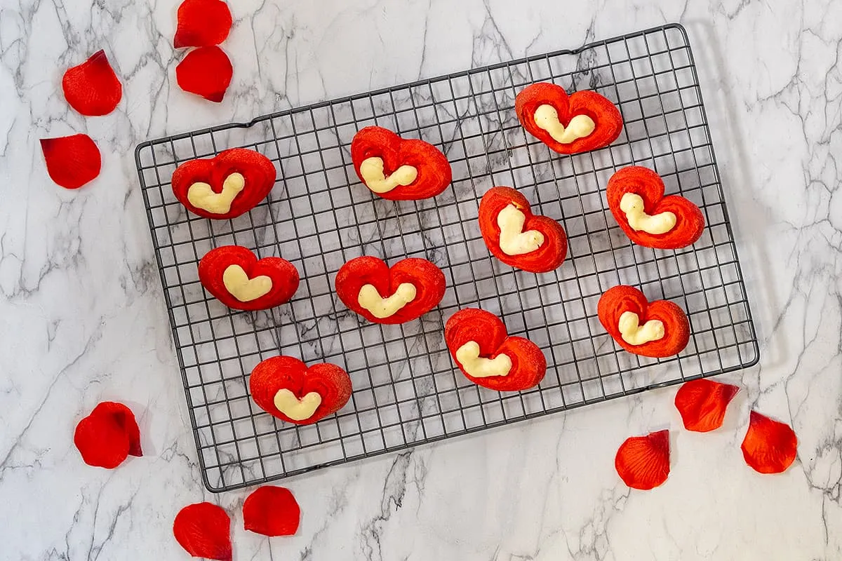 Roze zoete broodjes met roomkaas - leuk voor Valentijnsdag