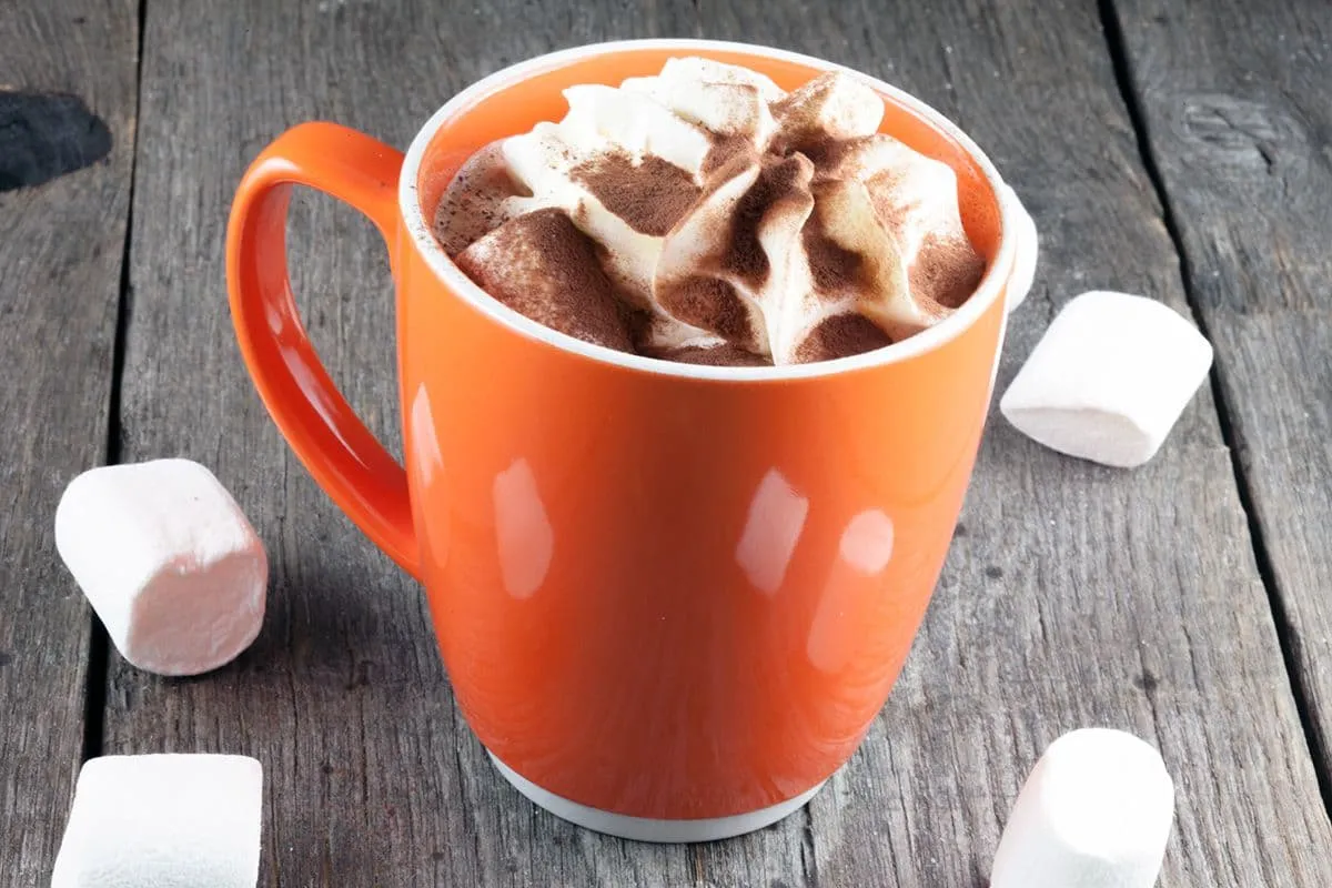 Warme chocolademelk met rum en marshmallows