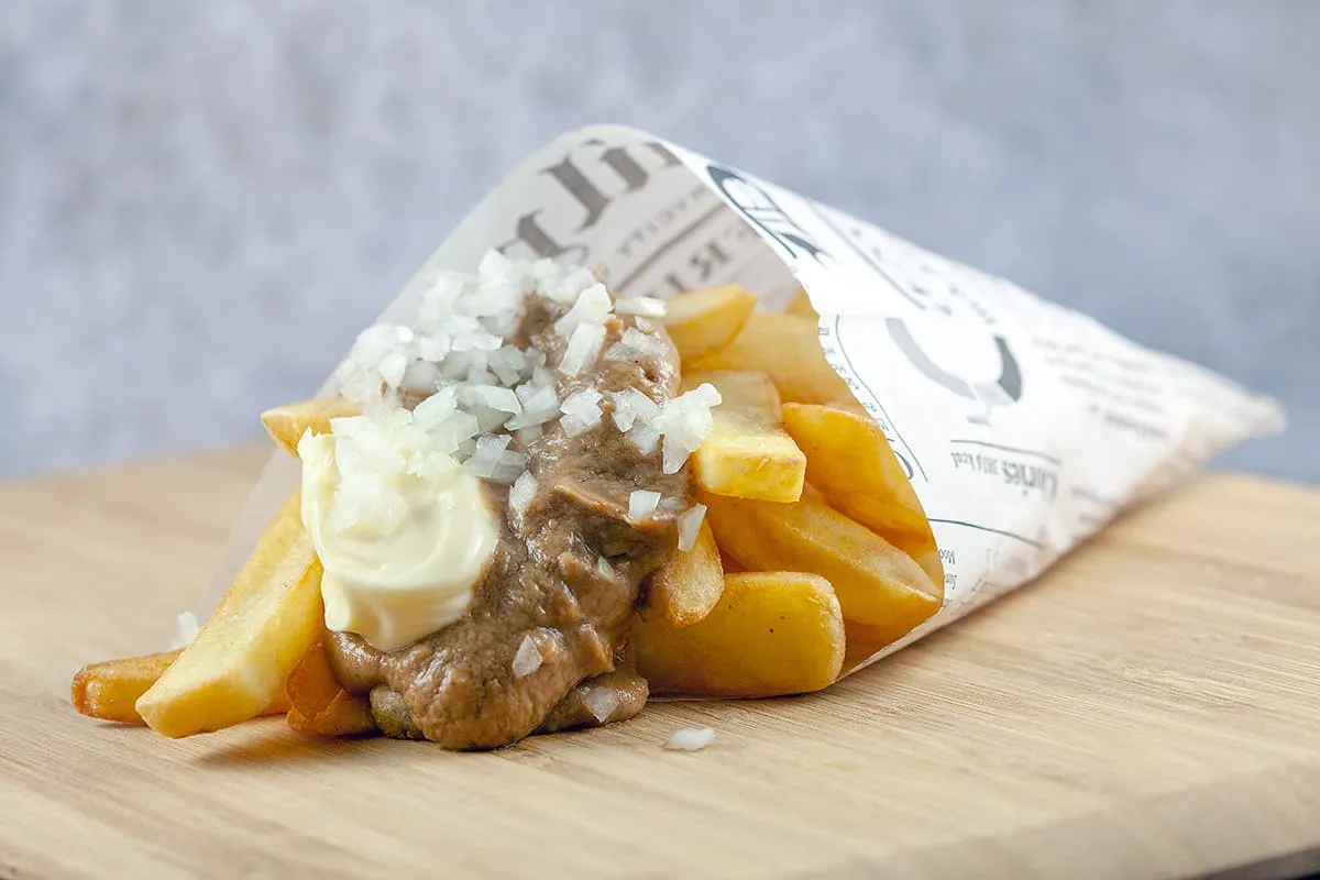 Friet oorlog met satésaus en mayonaise