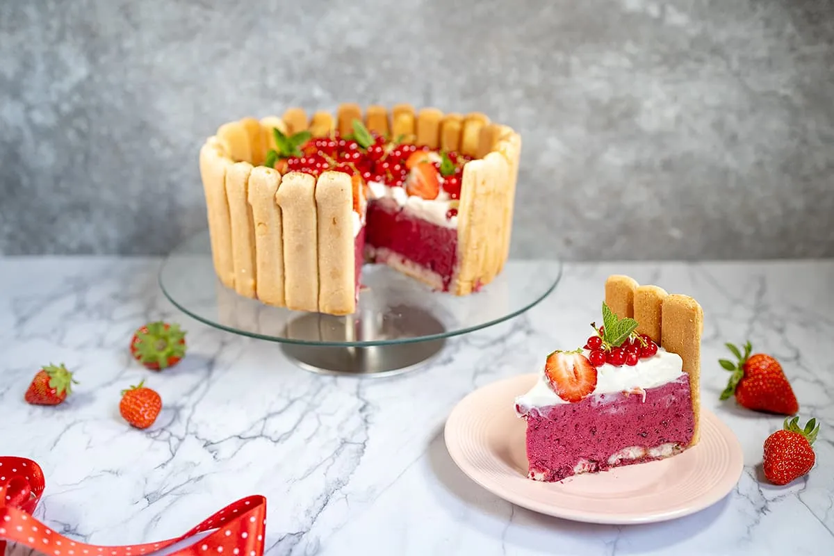 Charlotte Russe met rood fruit - een feestelijke taart met lange vingers