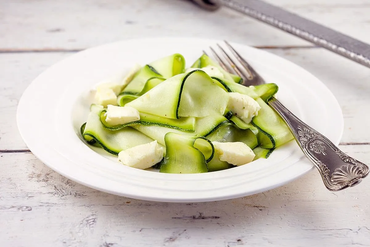 Frisse courgette salade met mozzarella