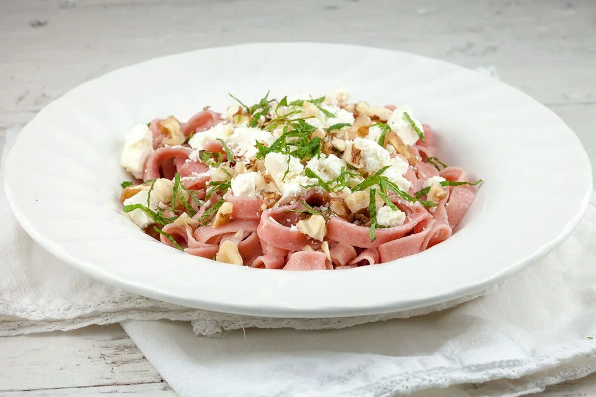 Vegetarische rode bieten tagliatelle met feta