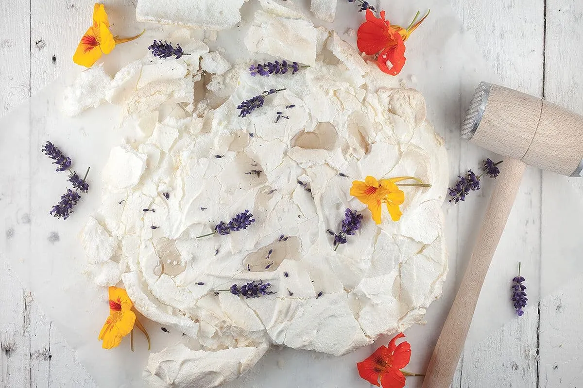 Citroen pavlova met lavendel siroop
