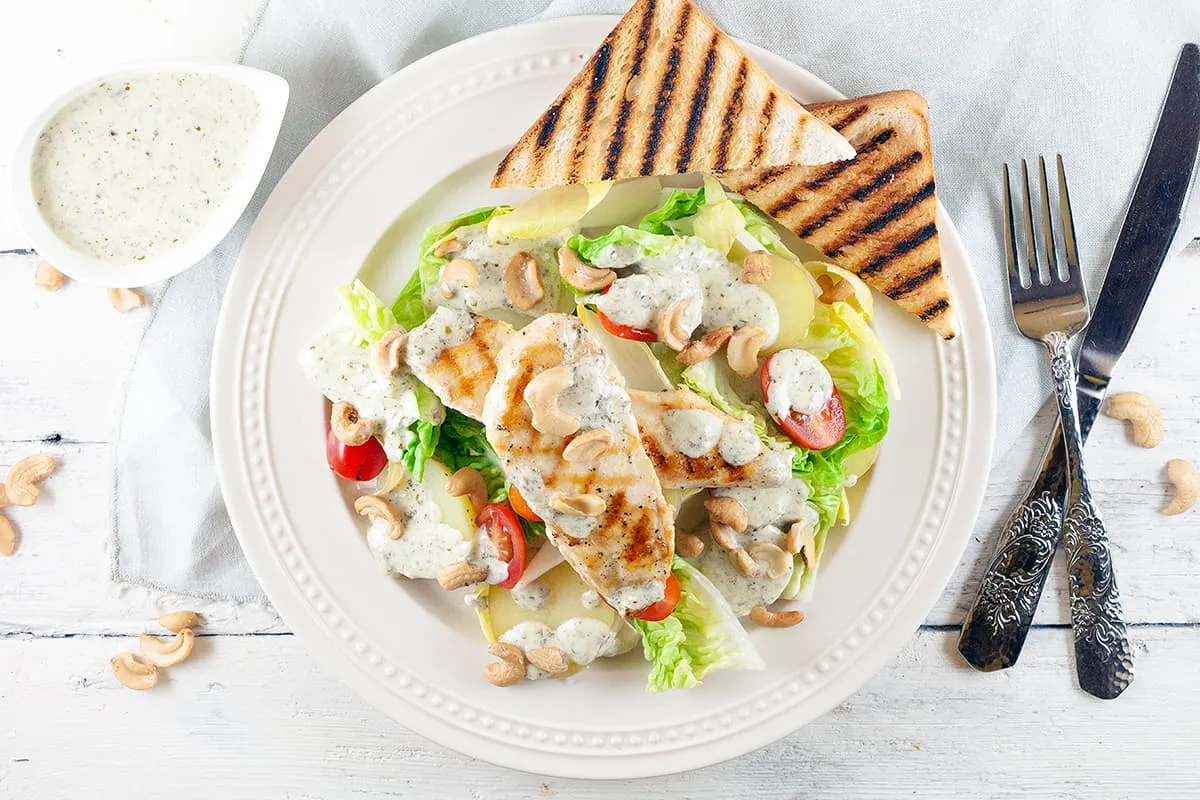 Maaltijdsalade met kip en pesto-yoghurt dressing