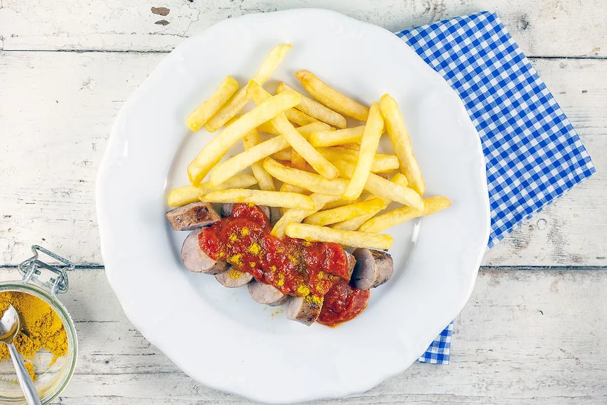 Duitse curryworst met zelfgemaakte saus