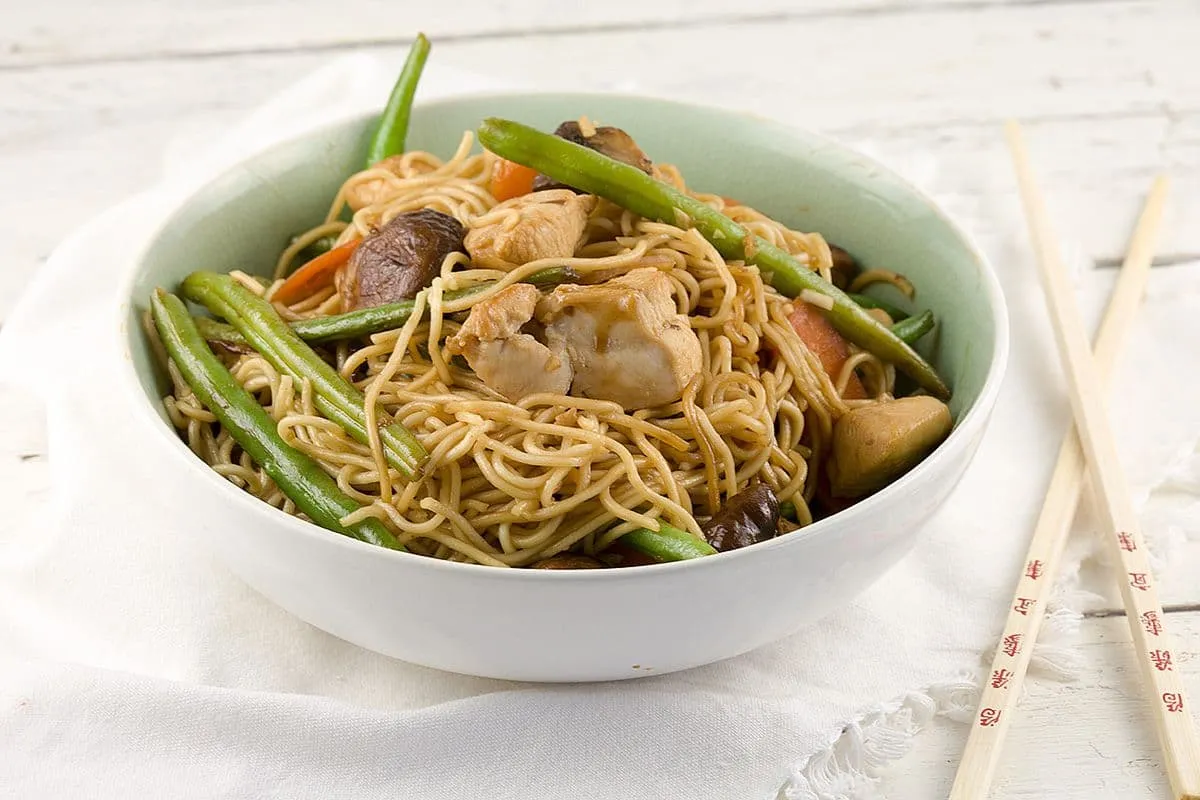 Noedels met kip en teriyaki saus