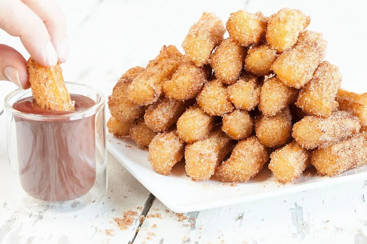 Churros met frambozen-chocoladesaus