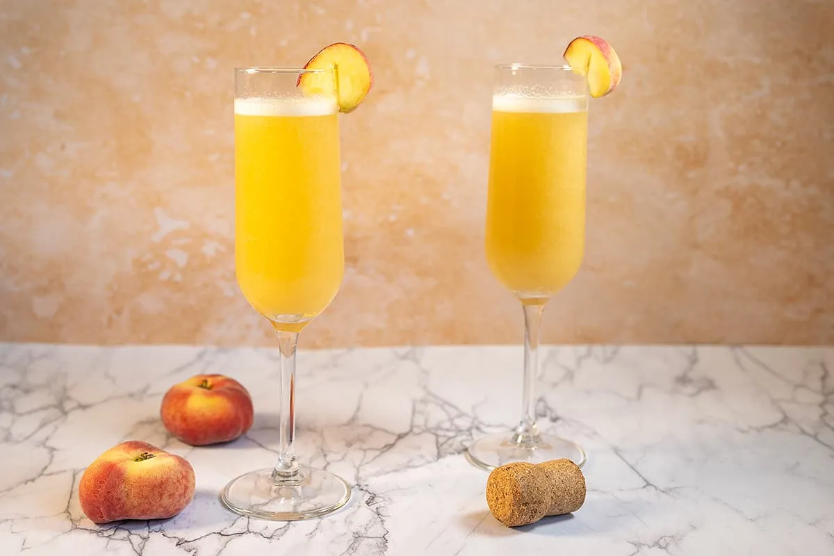 Bellini cocktail is heerlijk fris met prosecco en perzik