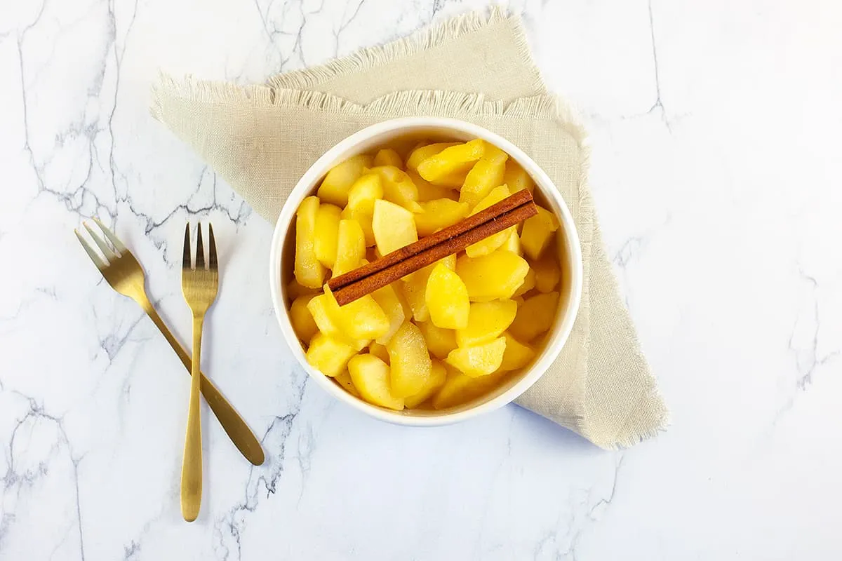 Gestoofde appeltjes met kaneel - lekker bij vlees of als toetje!