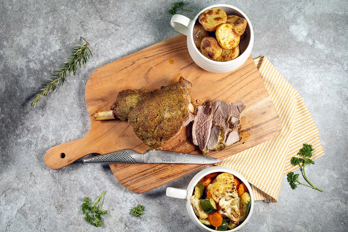 Lamsbout met kruidenkorst - mals lamsvlees met knoflook en verse kruiden
