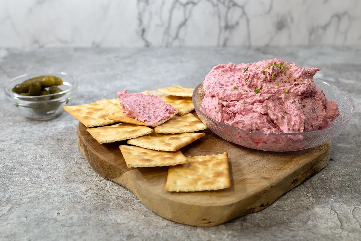 Roomkaas spread met rode biet