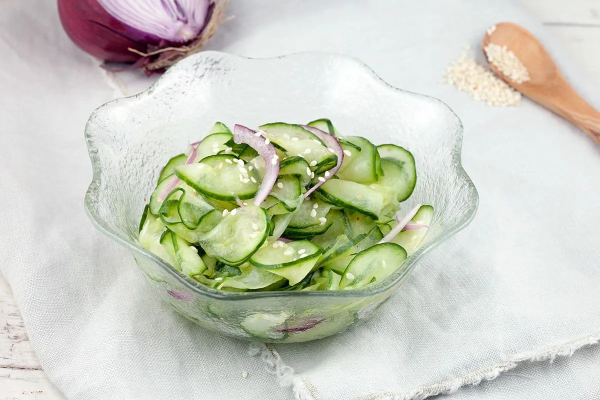 Komkommersalade met rode ui
