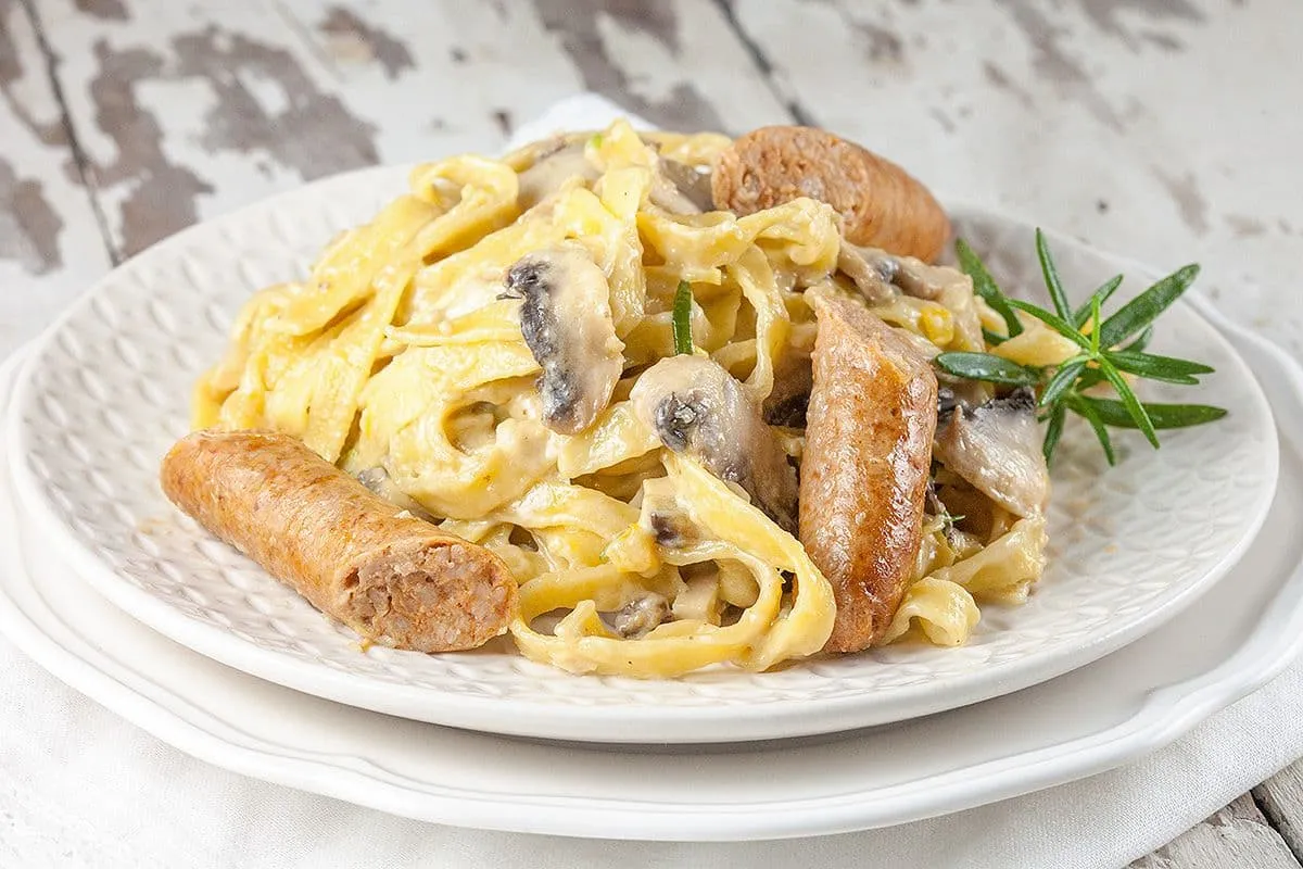 Romige champignon pasta met chipolataworstjes
