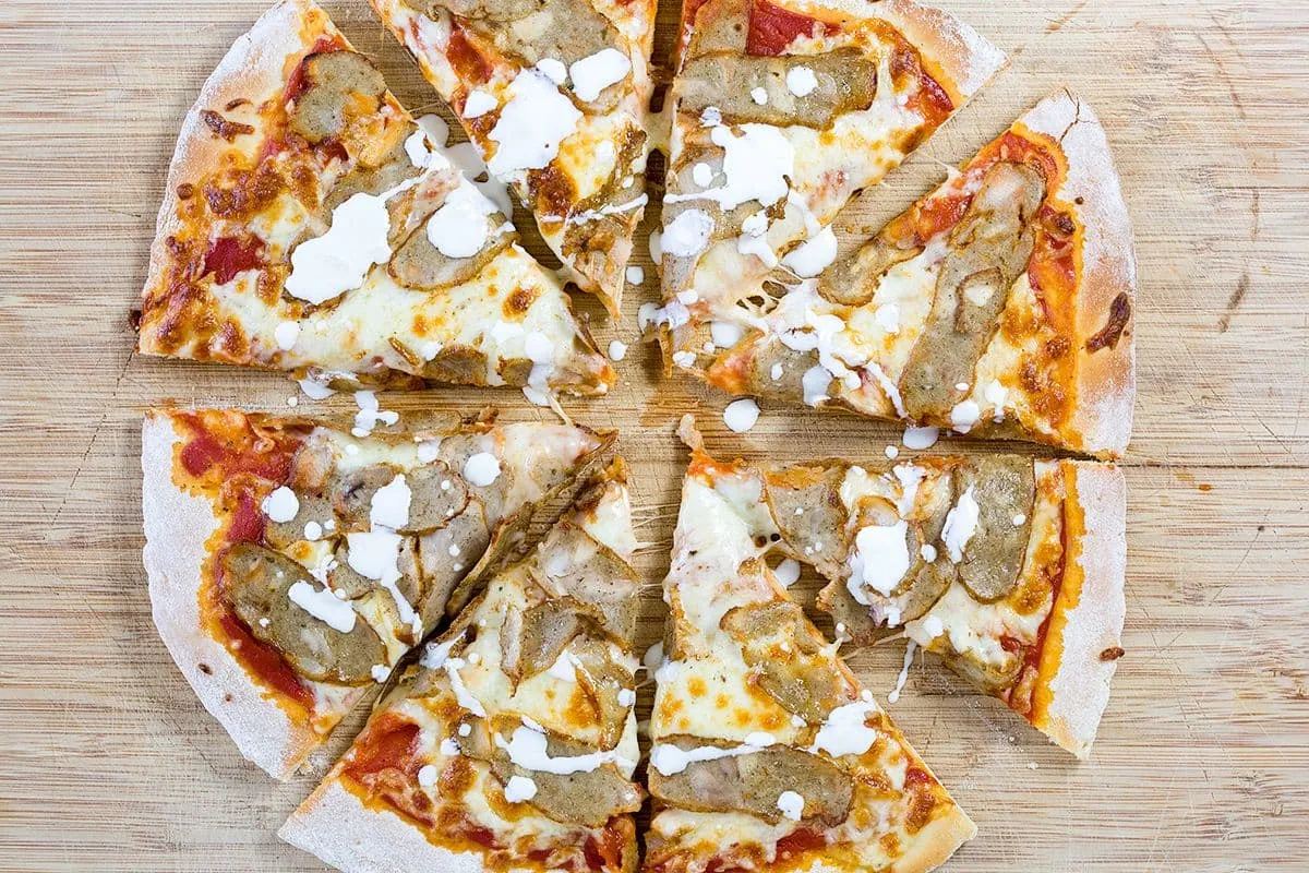 Pizza chicken kebab met knoflooksaus
