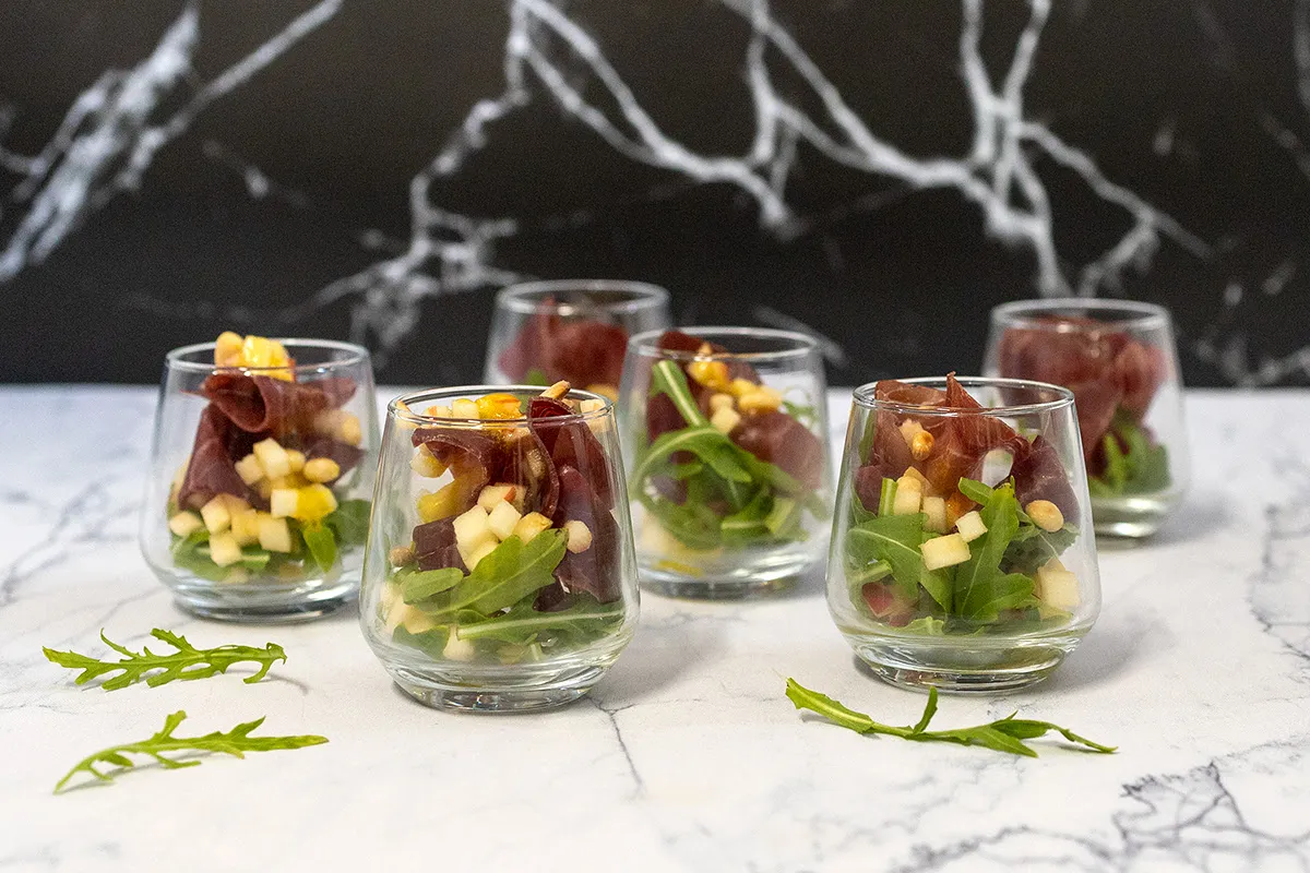 Rookvlees salade in een glaasje