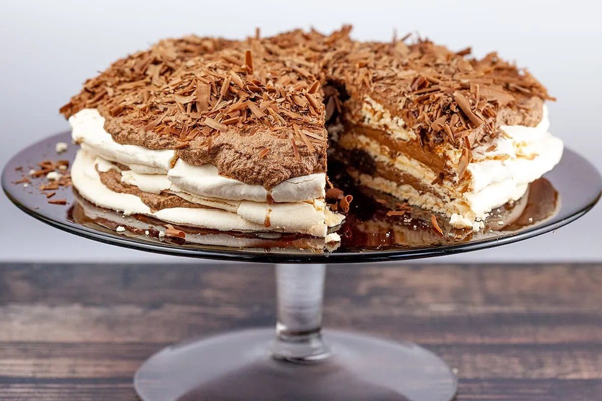 Pavlova met chocolade en kersen (makkelijk recept)