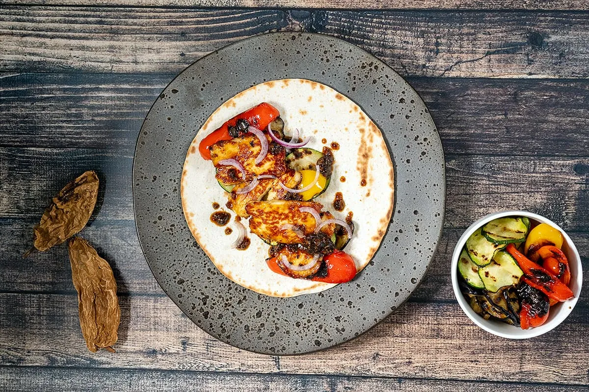 Halloumi wraps met gegrilde groenten en chipotle saus