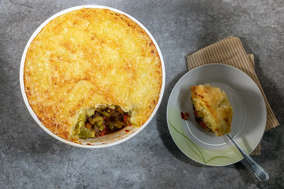 Ovenschotel met prei en gehakt - heerlijk kruidig met romige aardappelpuree