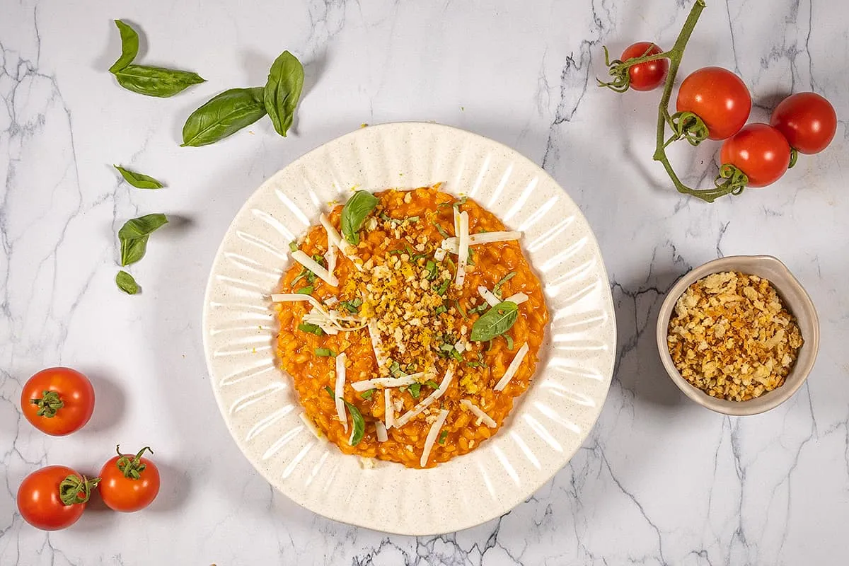 Tomatenrisotto - met basilicum en krokant broodkruim