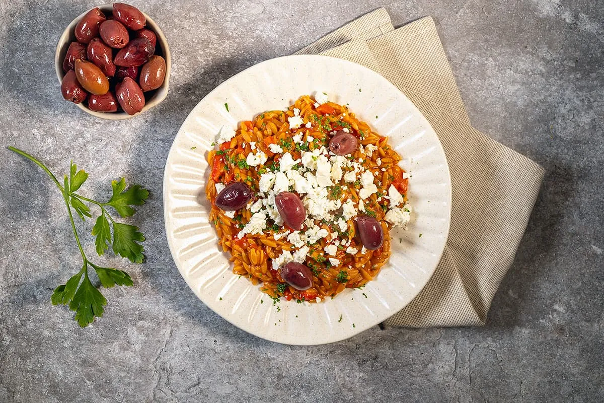 Volkoren orzo met tomaat - lekker met feta en olijven