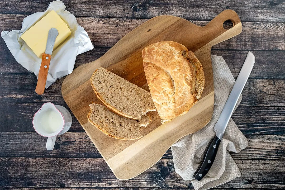 Traditioneel Iers sodabrood - knapperig brood met zachte binnenkant