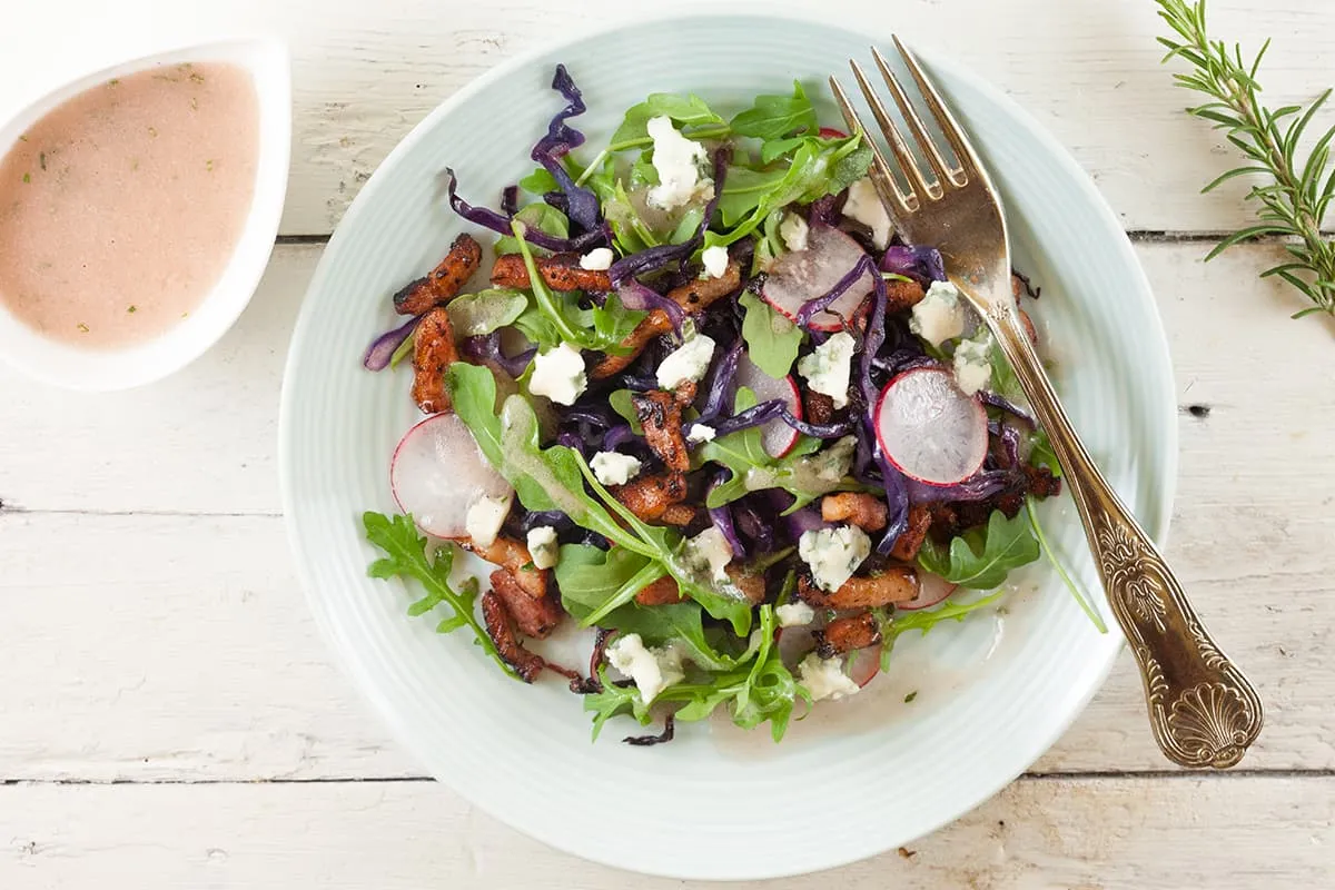Gebakken rode kool salade met blauwe kaas