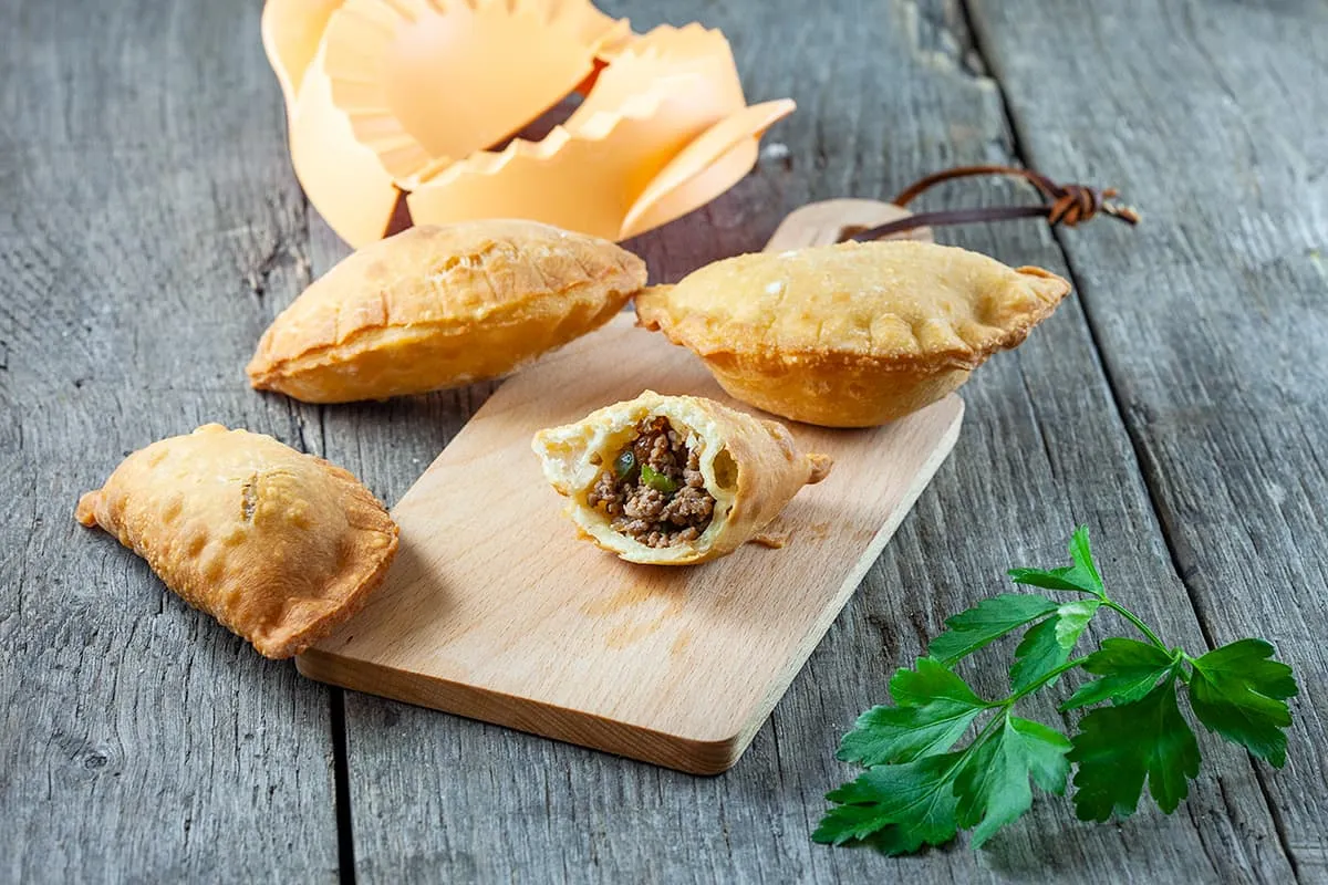 Antilliaanse Pastechi pasteitjes met een heerlijke vulling naar keuze