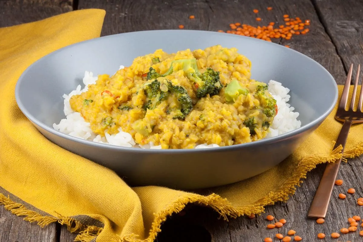Vegetarische rode linzen en broccoli stoof