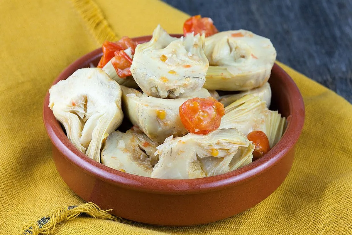Tapas van artisjokharten en tomaten
