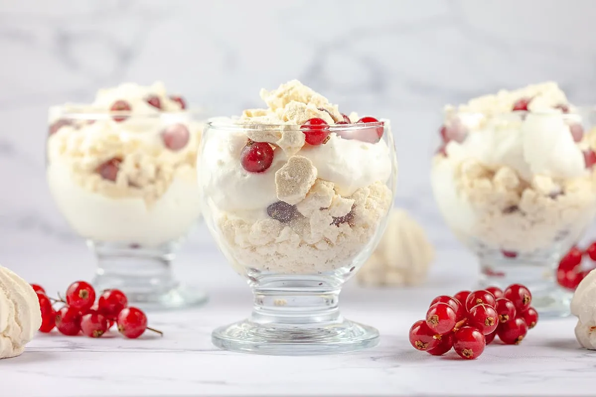 Eton mess met rode bessen