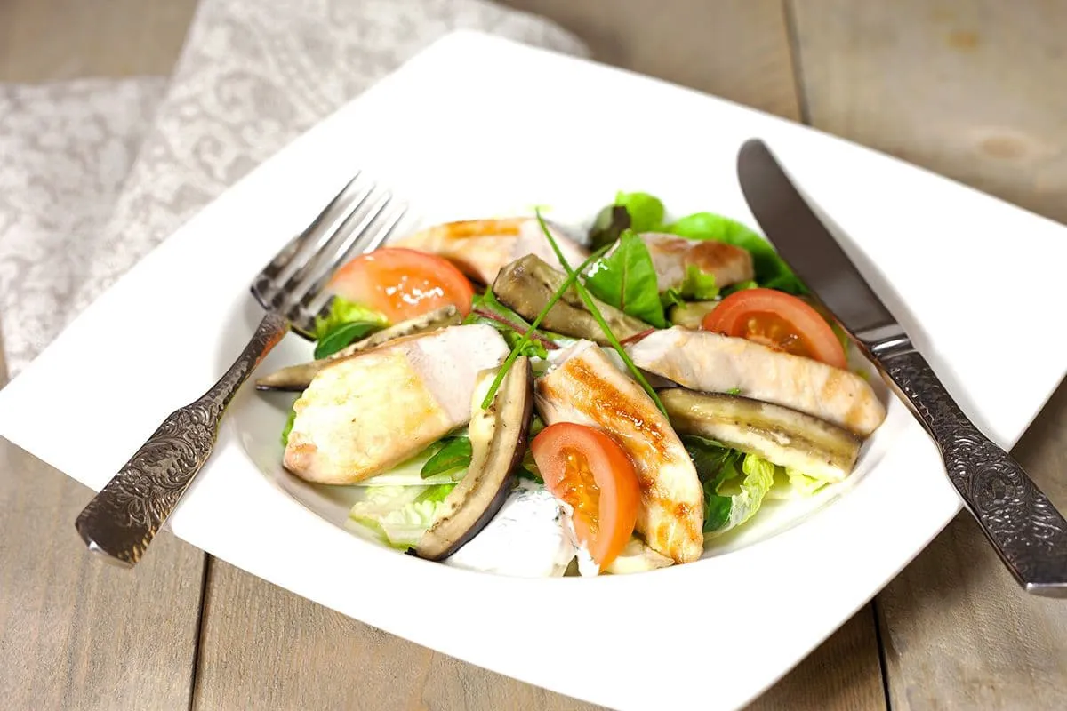 Kipsalade met oven geroosterde aubergine